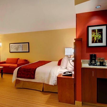 Courtyard By Marriott Madison East Hotel Room photo
