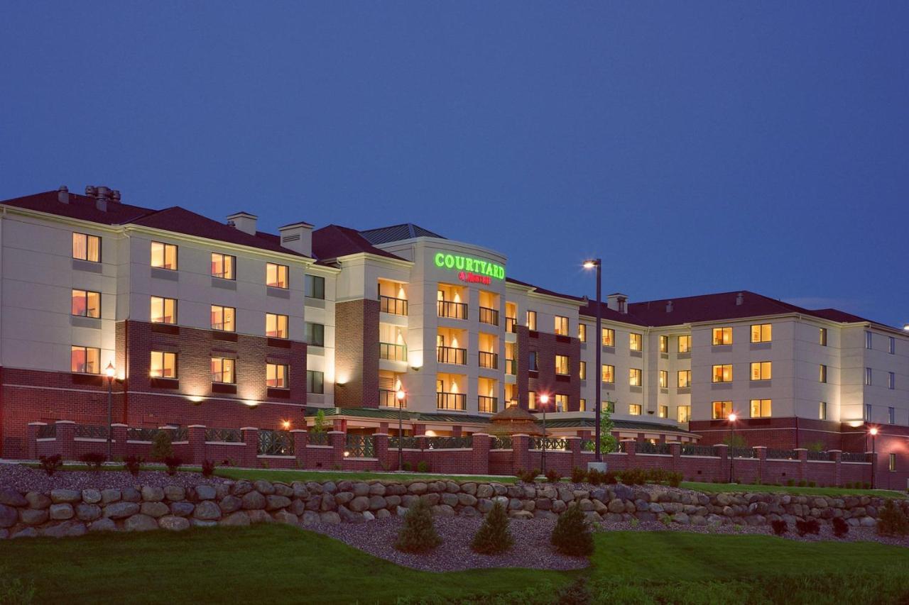 Courtyard By Marriott Madison East Hotel Exterior photo