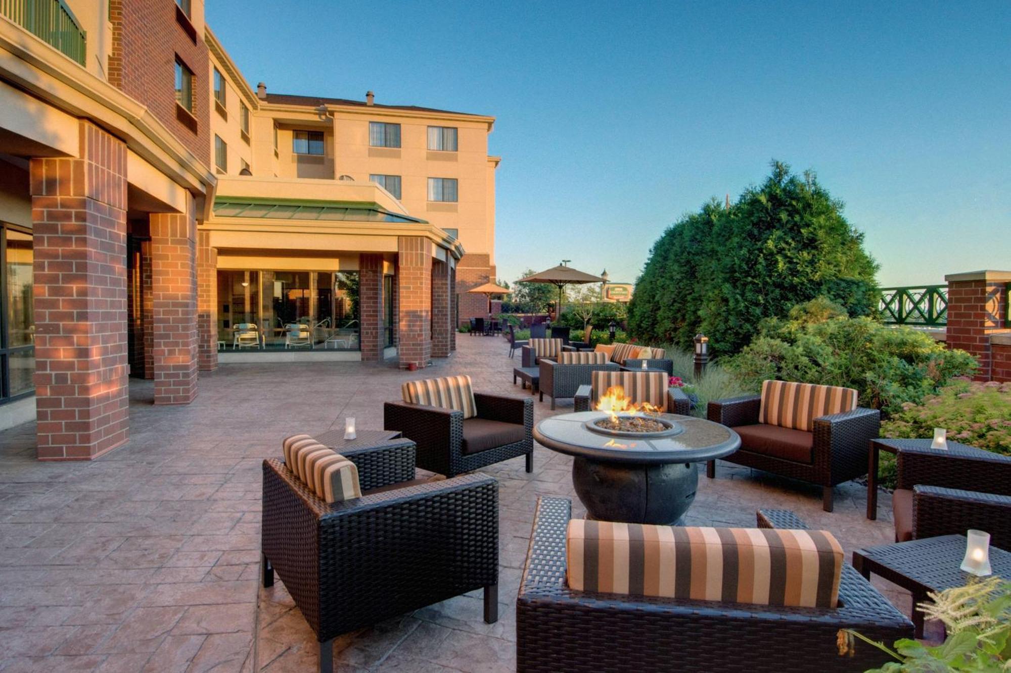 Courtyard By Marriott Madison East Hotel Exterior photo