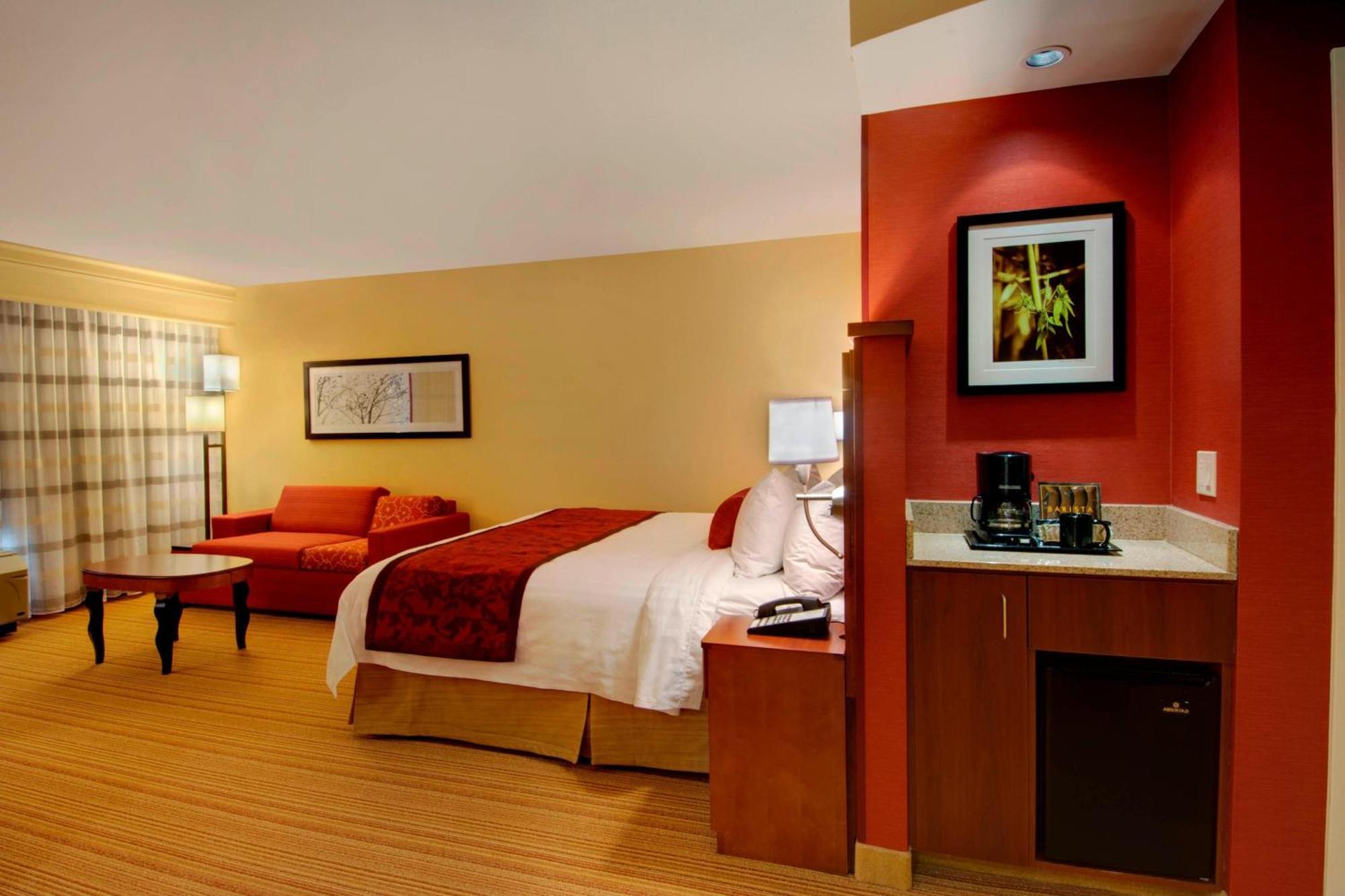Courtyard By Marriott Madison East Hotel Room photo