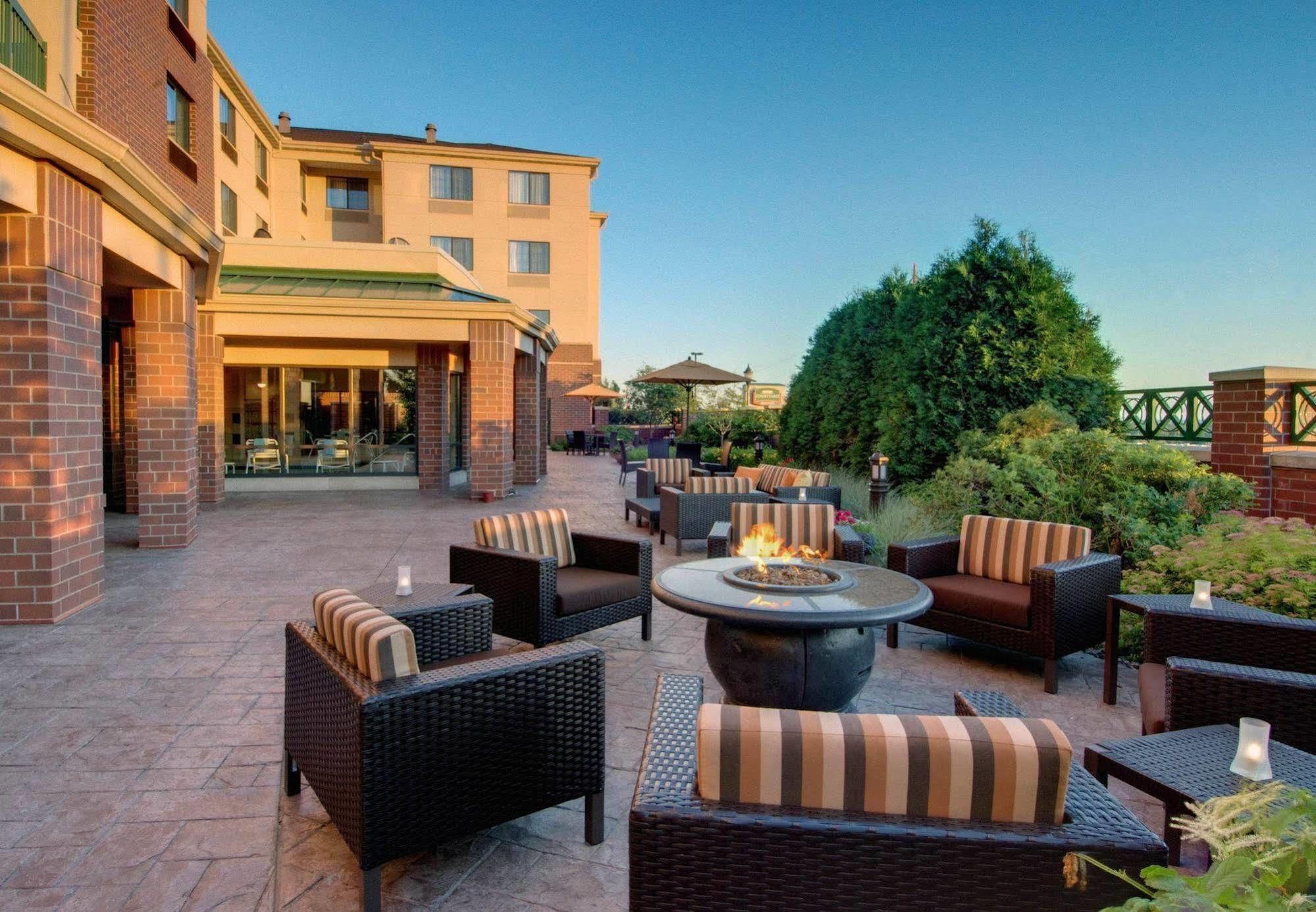 Courtyard By Marriott Madison East Hotel Exterior photo